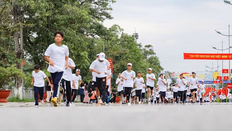 Học sinh Điện Biên hào hứng tham gia giải chạy trong Ngày hội Olympic trẻ em lần đầu được tổ chức tại Điện Biên.