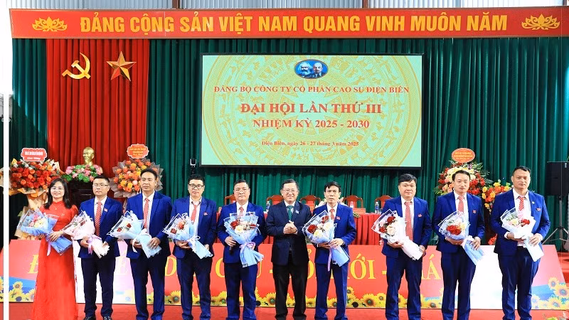 Đồng chí Huỳnh Kim Nhựt, Phó Tổng giám đốc, Chủ tịch Công đoàn cao-su Việt Nam tặng hoa chúc mừng các đồng chí được tín nhiệm bầu Ban Chấp hành Đảng bộ Công ty cổ phần cao-su Điện Biên, nhiệm kỳ 2025-2030. (Ảnh: TRUNG KIÊN)