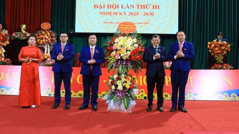 Đồng chí Huỳnh Kim Nhựt, Phó Tổng giám đốc, Chủ tịch Công đoàn cao-su Việt Nam tặng hoa chúc mừng Đại hội.