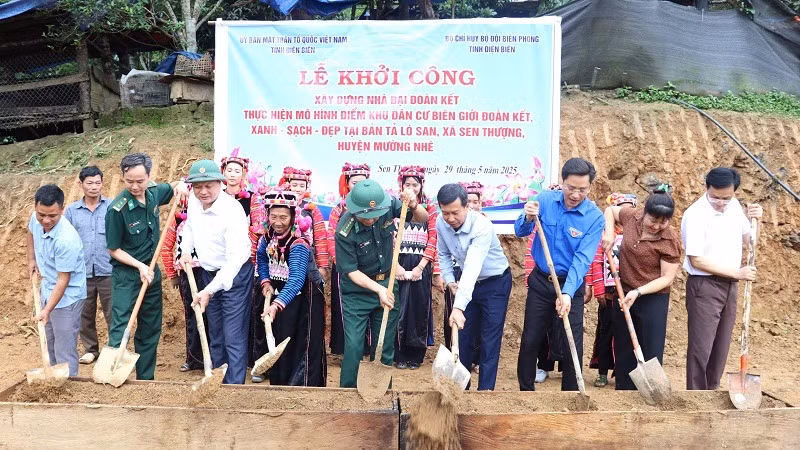 Đại biểu khởi công xây dựng nhà trình tường truyền thống đồng bào dân tộc Hà Nhì tại bản Tả Ló San. 