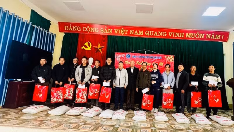 Các đồng chí lãnh đạo Công ty cổ phần Cấp nước Điện Biên và lãnh đạo xã Nậm Tin trao quà Tết tặng các gia đình nghèo ở xã Nậm Tin.