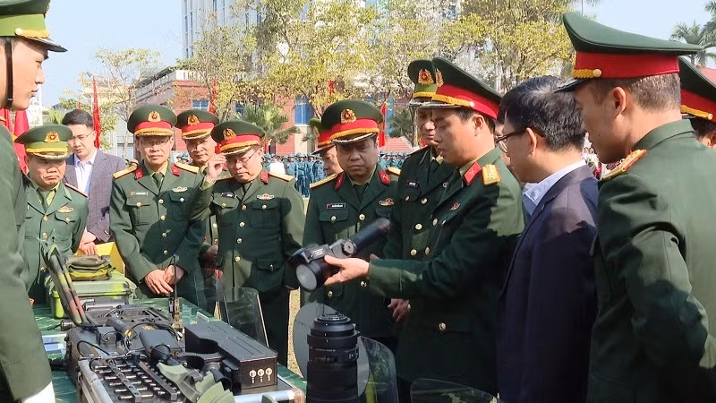 Đại biểu tham quan các vũ khí, công cụ hỗ trợ của lực lượng vũ trang.