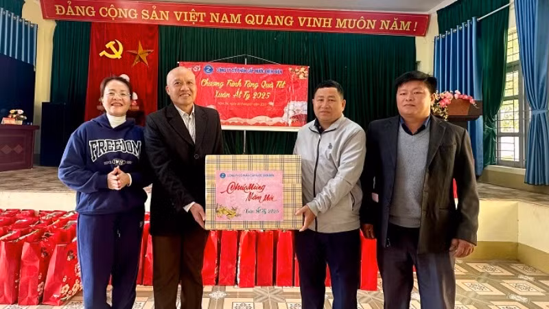 Lãnh đạo Công ty cổ phần Cấp nước Điện Biên trao quà Tết tặng cán bộ, nhân dân xã Nậm Tin, huyện Nậm Pồ.