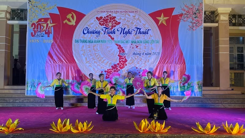 Tiết mục văn nghệ chào mừng Kỷ niệm 50 năm Ngày giải phóng miền nam, thống nhất đất nước do các thành viên Đội văn nghệ bản Nậm Khăn, biểu diễn. (Ảnh: SÙNG DÍNH)