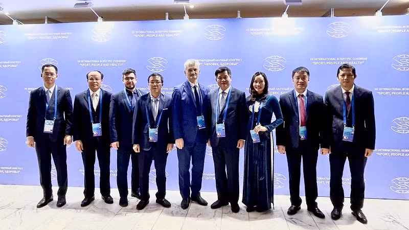 Đại diện lãnh đạo Ủy ban đối ngoại thành phố Saint Petersburg chụp ảnh lưu niệm cùng các thành viên đoàn Đại biểu tỉnh Điện Biên dự đại hội. Ảnh: HẢI HÀ
