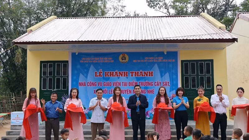 Cắt băng khánh thành nhà công vụ tại điểm trường Cây Sặt. 