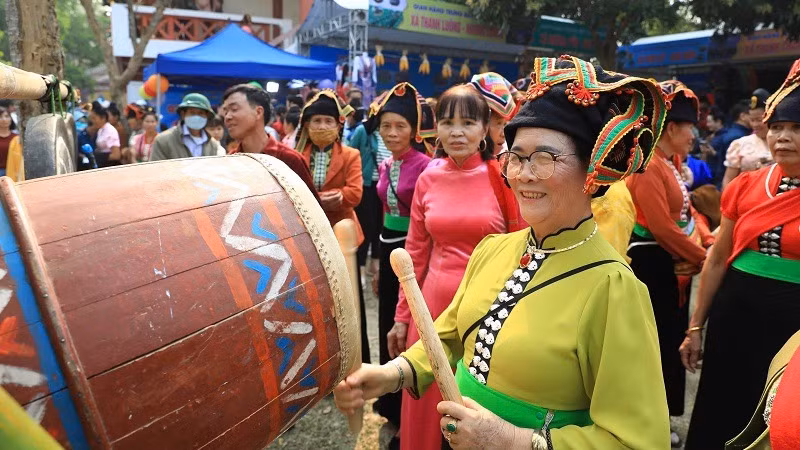 Nhân dân các dân tộc huyện Điện Biên chung vui tại lễ hội. Nhân dân các dân tộc huyện Điện Biên chung vui tại lễ hội.