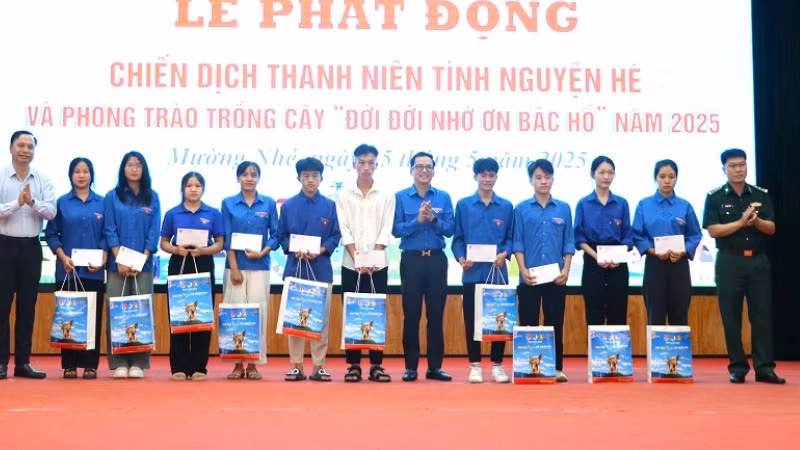 Đồng chí Tạ Văn Sơn, Chủ tịch Ủy ban nhân dân huyện Mường Nhé (đầu tiên bên trái ảnh) cùng lãnh đạo Tỉnh đoàn Điện Biên trao quà, động viên học sinh tại huyện Mường Nhé.
