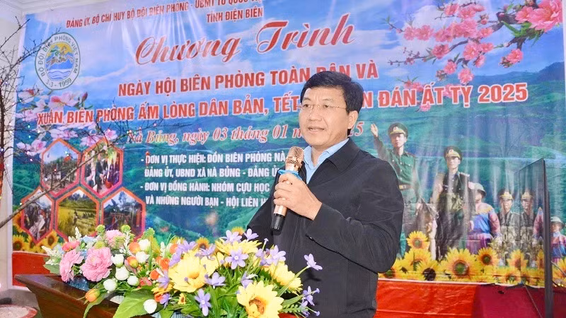 Đồng chí Mùa A Vảng, Ủy viên dự khuyết Trung ương Đảng, Ủy viên Ban Thường vụ Tỉnh ủy, Chủ tịch Ủy ban Mặt trận Tổ quốc Việt Nam tỉnh Điện Biên, mong muốn hộ nghèo ở Nà Bủng sẽ nỗ lực vươn lên, chung sức bảo vệ đường biên mốc giới.