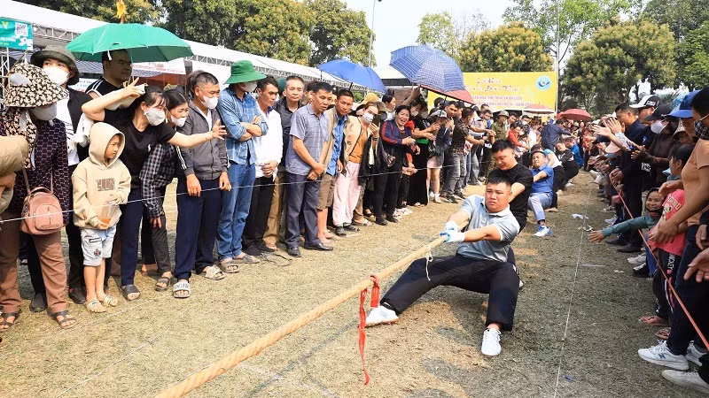 Thi kéo co thu hút sự tham gia cổ vũ của đông đảo nhân dân và du khách. Thi kéo co thu hút sự tham gia cổ vũ của đông đảo nhân dân và du khách.