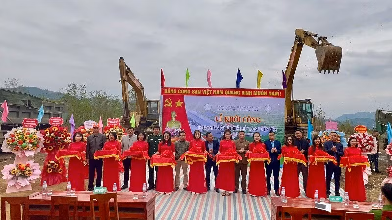 Đại diện lãnh đạo cấp ủy, chính quyền hai xã: Hua Thanh, Mường Pồn (huyện Điện Biên) và tập thể lãnh đạo Công ty cổ phần cao-su Điện Biên cắt băng khởi công xây dựng nhà máy. Đại diện lãnh đạo cấp ủy, chính quyền hai xã: Hua Thanh, Mường Pồn (huyện Điện Biên) và tập thể lãnh đạo Công ty cổ phần cao-su Điện Biên cắt băng khởi công xây dựng nhà máy.
