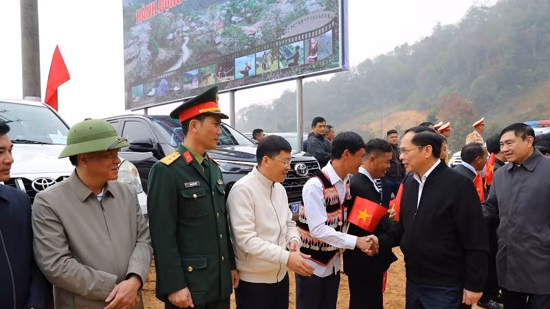 Cán bộ, nhân dân các dân tộc huyện Mường Ảng vui mừng đón Phó Thủ tướng Bùi Thanh Sơn và đoàn công tác dự lễ đóng điện cho nhân dân bản Nặm Cứm. Cán bộ, nhân dân các dân tộc huyện Mường Ảng vui mừng đón Phó Thủ tướng Bùi Thanh Sơn và đoàn công tác dự lễ đóng điện cho nhân dân bản Nặm Cứm.