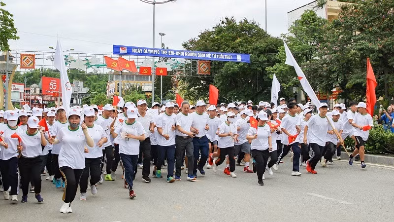 Chiều muộn ngày 26/5 hàng nghìn vận động viên là giáo viên, học sinh các trường học tại Điện Biên hào hứng tham gia giải chạy trong Ngày Olympic trẻ em tại Điện Biên.