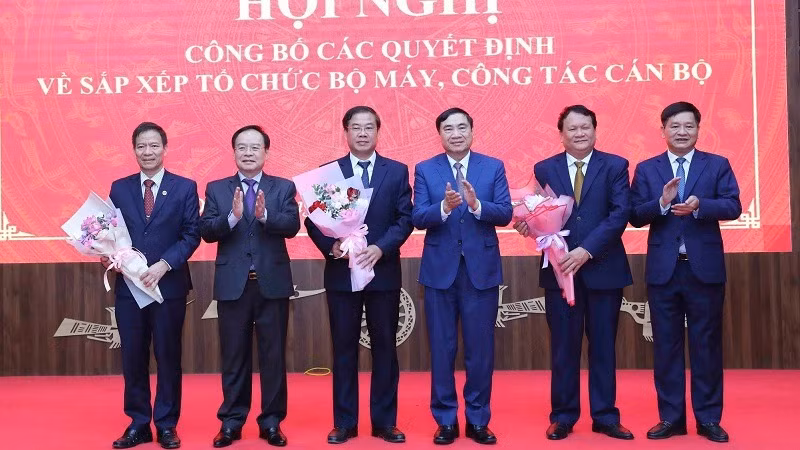 Các đồng chí lãnh đạo tỉnh Điện Biên tặng hoa, chúc mừng các đồng chí tự nguyện nghỉ hưu trước tuổi để tạo điều kiện cho công tác sắp xếp tổ chức bộ máy của địa phương. Các đồng chí lãnh đạo tỉnh Điện Biên tặng hoa, chúc mừng các đồng chí tự nguyện nghỉ hưu trước tuổi để tạo điều kiện cho công tác sắp xếp tổ chức bộ máy của địa phương.