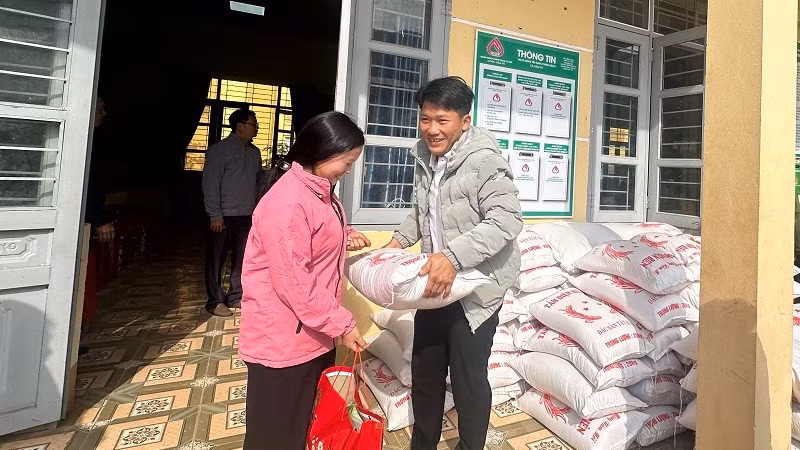 Các hộ nghèo xã Nậm Tin vui mừng được nhận quà Tết của Công ty cổ phần Cấp nước Điện Biên trước thềm xuân mới.