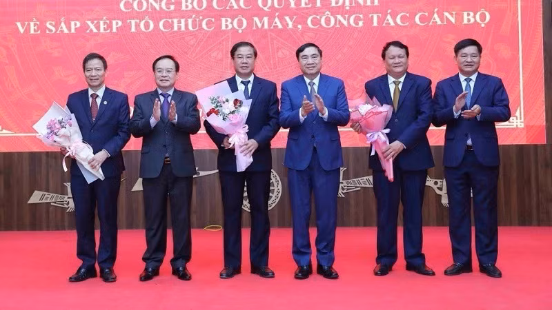 Các đồng chí lãnh đạo Tỉnh ủy, Ủy ban nhân dân tỉnh Điện Biên tặng hoa chúc mừng và cảm ơn các đồng chí lãnh đạo các ban, ngành đã tự nguyện nghỉ hưu trước tuổi để tạo thuận lợi cho công tác sắp xếp, tinh gọn bộ máy của Điện Biên.