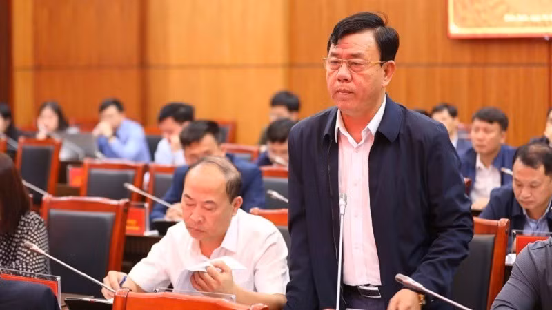 Ông Nguyễn Hữu Hiệp, Giám đốc Ban Quản lý dự án các công trình nông nghiệp tỉnh Điện Biên thông tin tiến độ các gói thầu thi công thuộc Dự án quản lý đa thiên tai lưu vực sông Nậm Rốm.