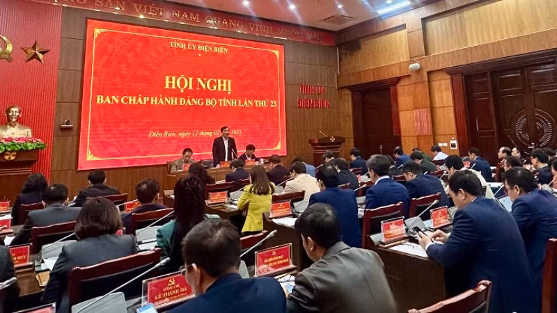 Đồng chí Trần Quốc Cường, Ủy viên Trung ương Đảng, Bí thư Tỉnh ủy Điện Biên, thông tin một số nội dung tại kỳ họp lần thứ 13 Ban Chấp hành Đảng bộ tỉnh Điện Biên.