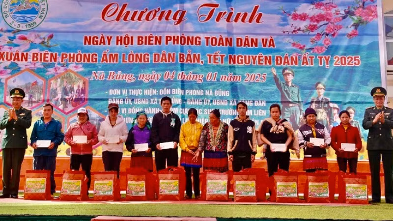 Lãnh đạo Bộ Chỉ huy Bộ đội Biên phòng tỉnh Điện Biên tặng quà các gia đình trên địa bàn hai xã Nà Bủng, Vàng Đán. 