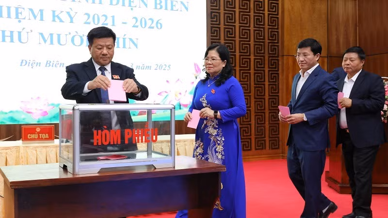 Đại biểu Hội đồng nhân dân tỉnh Điện Biên bỏ phiếu bầu Phó Chủ tịch Ủy ban nhân dân tỉnh đối với ông Lò Văn Cương.