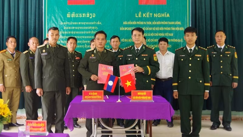 Đại diện lãnh đạo các Đồn Biên phòng thuộc Bộ đội Biên phòng Điện Biên và Đại đội Biên phòng 119 trao biên bản ký kết thực hiện quy chế kết nghĩa. Ảnh: ANH DŨNG