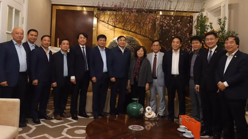Các đồng chí lãnh đạo tỉnh Điện Biên cùng lãnh đạo Công ty Cổ phần Hàng không Vietjet thống nhất các nội dung tại buổi làm việc vào sáng 5/2 tại Hà Nội. Các đồng chí lãnh đạo tỉnh Điện Biên cùng lãnh đạo Công ty Cổ phần Hàng không Vietjet thống nhất các nội dung tại buổi làm việc vào sáng 5/2 tại Hà Nội.