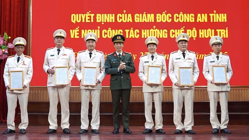 Đại tá Ngô Thanh Bình trao quyết định nghỉ chờ hưởng chế độ hưu trí cho 6 đồng chí. Đại tá Ngô Thanh Bình trao quyết định nghỉ chờ hưởng chế độ hưu trí cho 6 đồng chí.