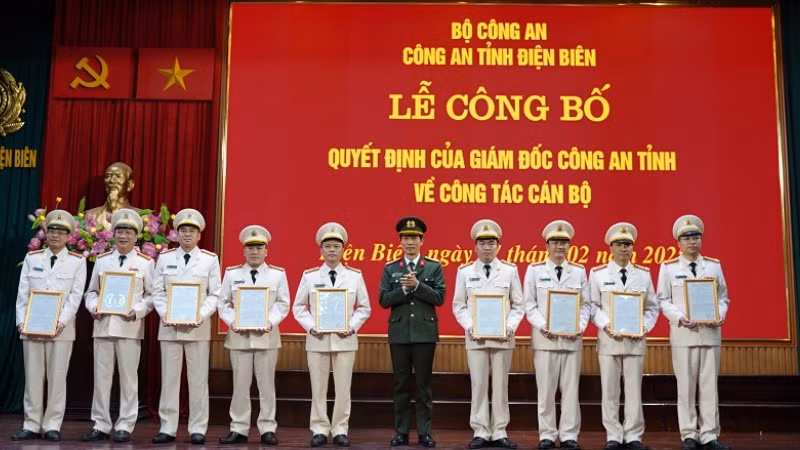 Đại tá Ngô Thanh Bình, Giám đốc Công an tỉnh Điện Biên trao quyết định điều động, bổ nhiệm lãnh đạo cấp phòng đối với 9 đồng chí. 