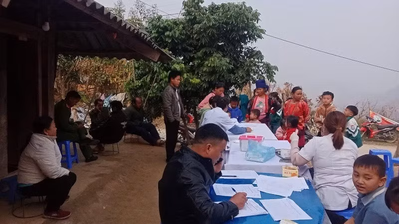 Cán bộ y tế tỉnh Điện Biên thực hiện tiêm vắc-xin phòng bệnh sởi cho trẻ từ 1-10 tuổi ở xã Mường Mùn, huyện Tuần Giáo.