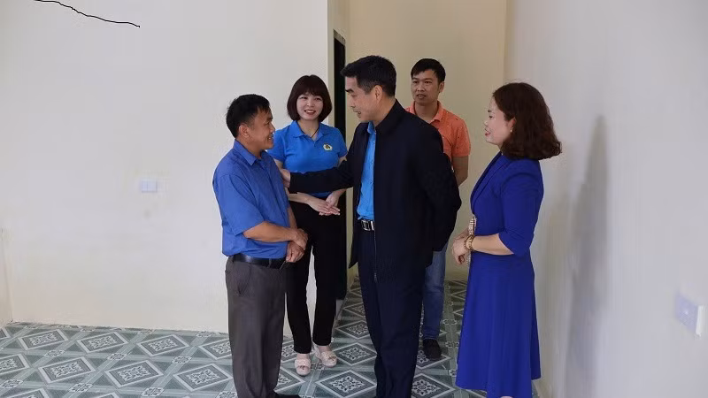 Đồng chí Tẩn Minh Long, Chủ tịch Liên đoàn Lao động tỉnh Điện Biên, thăm hỏi, động viên các thầy, cô giáo tại điểm trường Cây Sặt. Đồng chí Tẩn Minh Long, Chủ tịch Liên đoàn Lao động tỉnh Điện Biên, thăm hỏi, động viên các thầy, cô giáo tại điểm trường Cây Sặt.