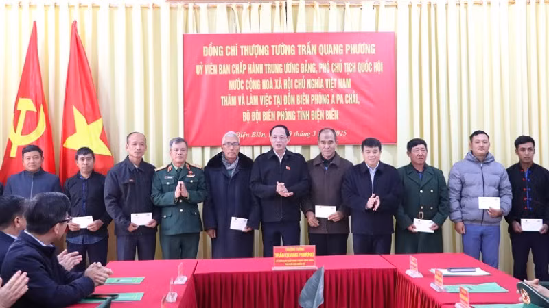 Phó Chủ tịch Quốc hội Trần Quang Phương tặng quà người có uy tín tiêu biểu tại xã Sín Thầu, huyện Mường Nhé. Phó Chủ tịch Quốc hội Trần Quang Phương tặng quà người có uy tín tiêu biểu tại xã Sín Thầu, huyện Mường Nhé.