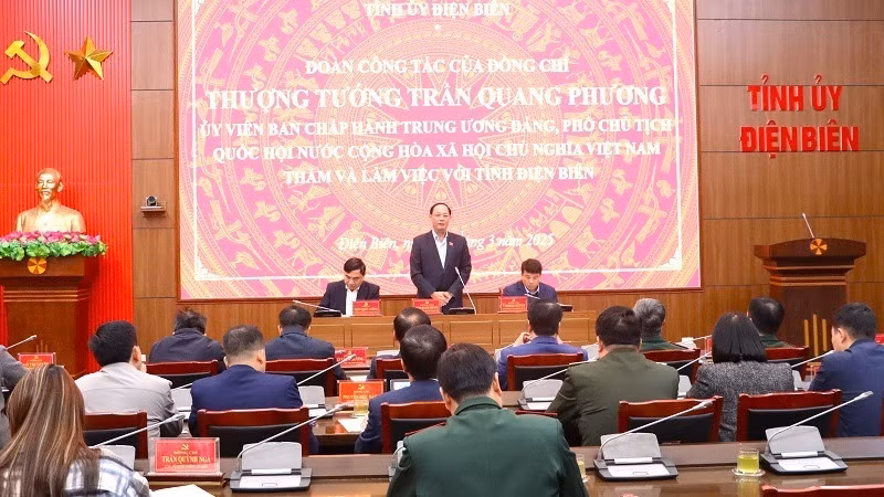 Phó Chủ tịch Quốc hội Trần Quang Phương phát biểu tại buổi làm việc với Thường trực Tỉnh ủy Điện Biên.