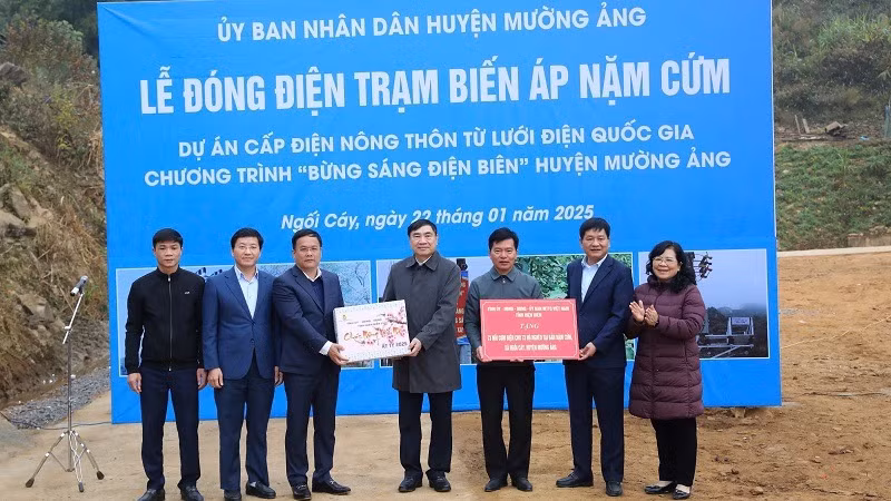 Đồng chí Trần Quốc Cường, Bí thư Tỉnh ủy Điện Biên cùng các đồng chí lãnh đạo Hội đồng nhân dân, Ủy ban nhân dân, Ủy ban Mặt trận Tổ quốc Việt Nam tỉnh Điện Biên trao quà động viên cán bộ, nhân dân huyện Mường Ảng. Đồng chí Trần Quốc Cường, Bí thư Tỉnh ủy Điện Biên cùng các đồng chí lãnh đạo Hội đồng nhân dân, Ủy ban nhân dân, Ủy ban Mặt trận Tổ quốc Việt Nam tỉnh Điện Biên trao quà động viên cán bộ, nhân dân huyện Mường Ảng.