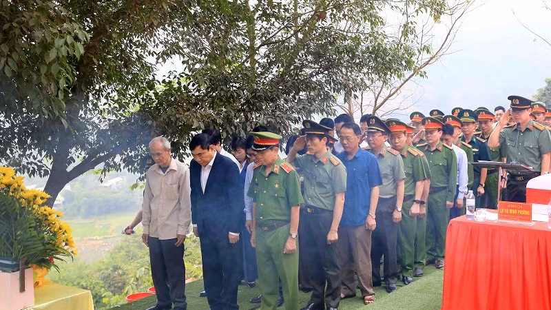 Các đồng chí lãnh đạo tỉnh Điện Biên cùng thân nhân gia đình liệt sĩ Phạm Văn Cường, cán bộ, chiến sĩ Công an tỉnh Điện Biên dành phút mặc niệm tưởng nhớ người Anh hùng liệt sĩ Phạm Văn Cường. Các đồng chí lãnh đạo tỉnh Điện Biên cùng thân nhân gia đình liệt sĩ Phạm Văn Cường, cán bộ, chiến sĩ Công an tỉnh Điện Biên dành phút mặc niệm tưởng nhớ người Anh hùng liệt sĩ Phạm Văn Cường.