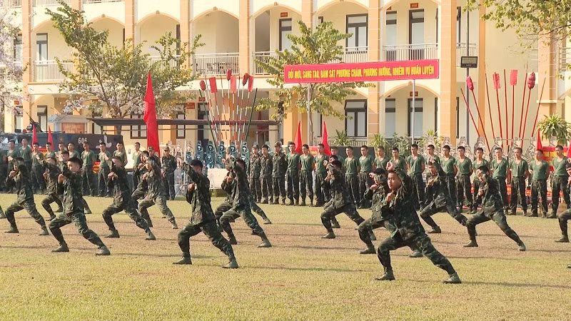 Chiến sĩ các đơn vị lực lượng vũ trang tỉnh Điện Biên biểu diễn võ thuật tại lễ phát động thi đua cao điểm "Thần tốc-Quyết thắng". (Ảnh: ĐỨC HẠNH)