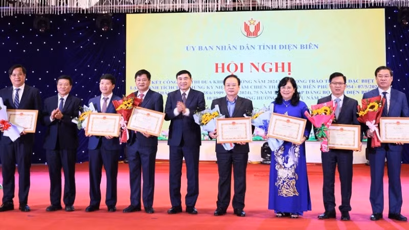 Đồng chí Trần Quốc Cường, Ủy viên Trung ương Đảng, Bí thư Tỉnh ủy Điện Biên trao Bằng khen của Thủ tướng Chính phủ tặng các cá nhân. 