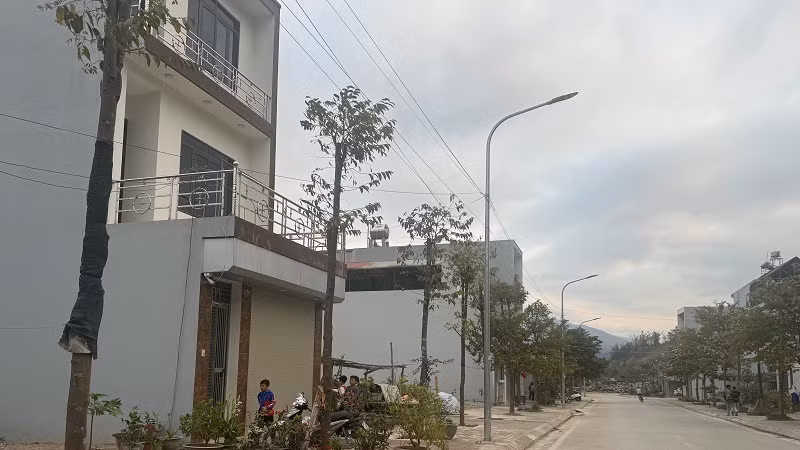 Hệ thống cột điện chiếu sáng ở điểm tái định cư số 1 cũng hoàn thành đã lâu nhưng không có điện...