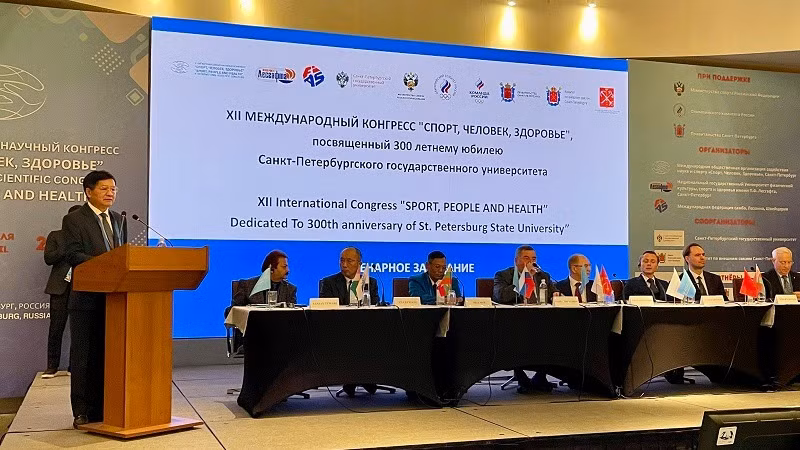 Đồng chí Lê Thành Đô, Chủ tịch Ủy ban nhân dân tỉnh Điện Biên, phát biểu tại lễ khai mạc Đại hội Thể thao Saint Petersburg, Liên bang Nga. Ảnh: HẢI HÀ