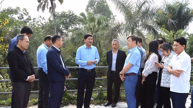 Đồng chí Lê Thành Đô (người giữa ảnh), Chủ tịch Ủy ban nhân dân tỉnh Điện Biên kiểm tra thực địa thi công tại Dự án quản lý đa thiên tai lưu vực sông Nậm Rốm.