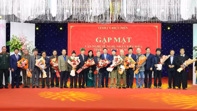 Các đồng chí lãnh đạo Tỉnh ủy, Hội đồng nhân dân và Ủy ban nhân dân tỉnh Điện Biên tặng quà, chúc mừng các văn nghệ sĩ, nghệ nhân tiêu biểu của tỉnh Điện Biên.