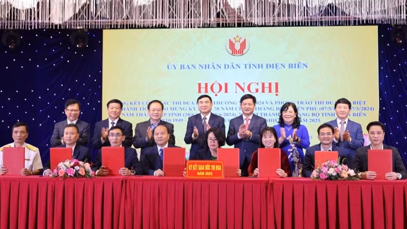 Đại diện lãnh đạo các sở, ngành ký kết hưởng ứng các phong trào thi đua yêu nước 2025 do Ủy ban nhân dân tỉnh Điện Biên phát động. Đại diện lãnh đạo các sở, ngành ký kết hưởng ứng các phong trào thi đua yêu nước 2025 do Ủy ban nhân dân tỉnh Điện Biên phát động.