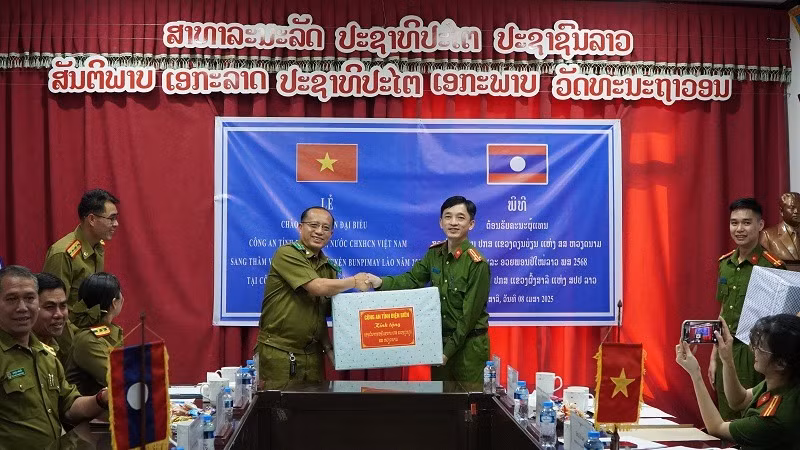Thượng tá Đỗ Ngọc Minh (bên phải), Phó Giám đốc Công an tỉnh Điện Biên trao quà tặng Công an tỉnh Phong-sa-ly. (Ảnh: THÀNH TRUNG)