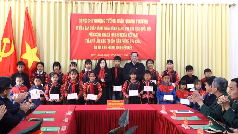 Phó Chủ tịch Quốc hội Trần Quang Phương tặng quà các cháu học sinh hoàn cảnh khó khăn tại xã Sín Thầu, huyện Mường Nhé, tỉnh Điện Biên. Phó Chủ tịch Quốc hội Trần Quang Phương tặng quà các cháu học sinh hoàn cảnh khó khăn tại xã Sín Thầu, huyện Mường Nhé, tỉnh Điện Biên.