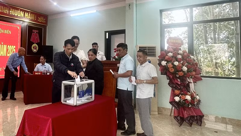 Cổ đông là người lao động Công ty bỏ phiếu thông qua các nghị quyết tại Đại hội đồng cổ đông. Cổ đông là người lao động Công ty bỏ phiếu thông qua các nghị quyết tại Đại hội đồng cổ đông.