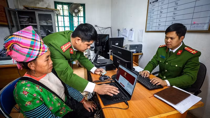 Cán bộ Công an tỉnh Điện Biên hướng dẫn nhân dân tích hợp dữ liệu công dân theo Đề án 06.
