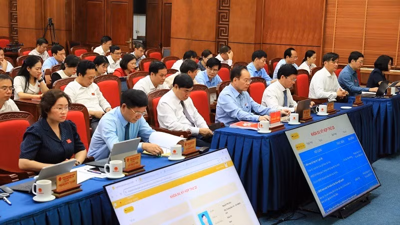 Đại biểu Hội đồng nhân dân tỉnh Điện Biên ấn nút thông qua nghị quyết sắp xếp đơn vị hành chính cấp xã.