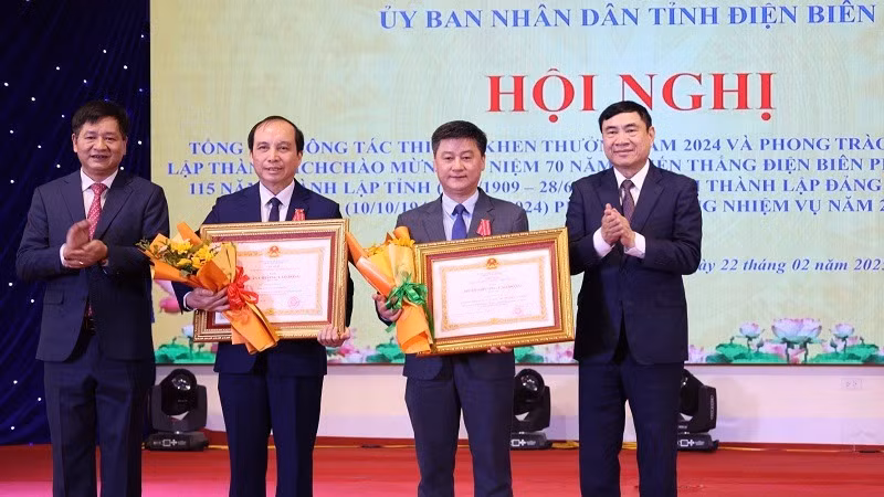 Đồng chí Trần Quốc Cường, Bí thư Tỉnh ủy và đồng chí Lê Thành Đô, Chủ tịch Ủy ban nhân dân tỉnh Điện Biên trao Huân chương Lao động hạng Nhì của Chủ tịch nước tặng thưởng hai cá nhân gồm: đồng chí Phạm Đình Quế, Giám đốc Sở Tư pháp và đồng chí Nguyễn Sĩ Quân, Chủ nhiệm Ủy ban Kiểm tra Tỉnh ủy Điện Biên. Đồng chí Trần Quốc Cường, Bí thư Tỉnh ủy và đồng chí Lê Thành Đô, Chủ tịch Ủy ban nhân dân tỉnh Điện Biên trao Huân chương Lao động hạng Nhì của Chủ tịch nước tặng thưởng hai cá nhân gồm: đồng chí Phạm Đình Quế, Giám đốc Sở Tư pháp và đồng chí Nguyễn Sĩ Quân, Chủ nhiệm Ủy ban Kiểm tra Tỉnh ủy Điện Biên.