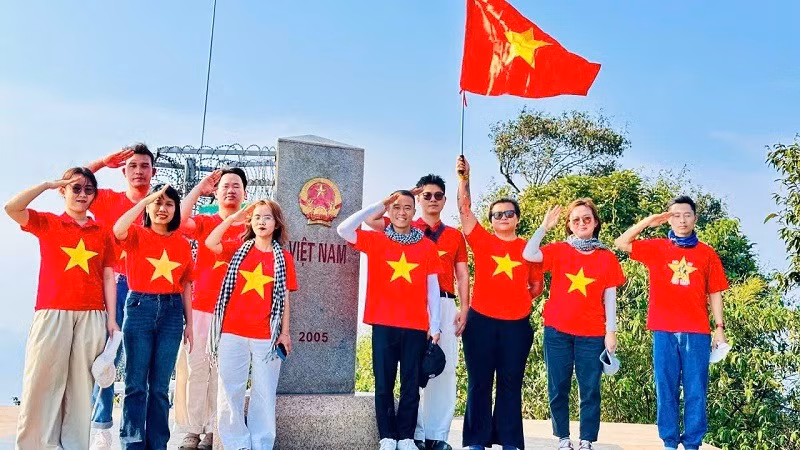 Chào cờ trên mốc số 0 - nơi điểm giao biên giới giữa 3 nước: Việt Nam-Lào-Trung Quốc là niềm vinh dự thiêng liêng của mỗi người. (Ảnh: THỦY LAN)