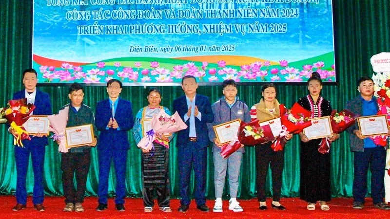 Đại diện lãnh đạo công ty và lãnh đạo Ủy ban nhân dân huyện Mường Chà trao thưởng các công nhân có thành tích cao trong thi đua sản xuất giai đoạn nước rút.