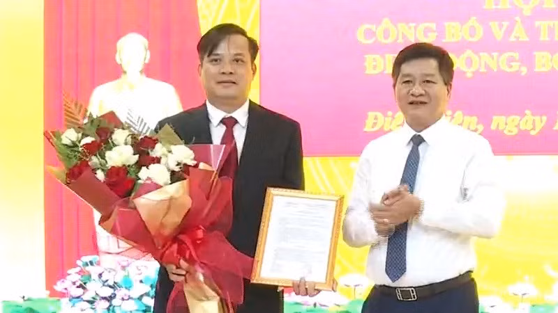 Ông Lò Văn Cương (bên trái ảnh) là người vừa được đại biểu Hội đồng nhân dân tỉnh Điện Biên bầu giữ chức Phó Chủ tịch Ủy ban nhân dân tỉnh. Ông Lò Văn Cương (bên trái ảnh) là người vừa được đại biểu Hội đồng nhân dân tỉnh Điện Biên bầu giữ chức Phó Chủ tịch Ủy ban nhân dân tỉnh.